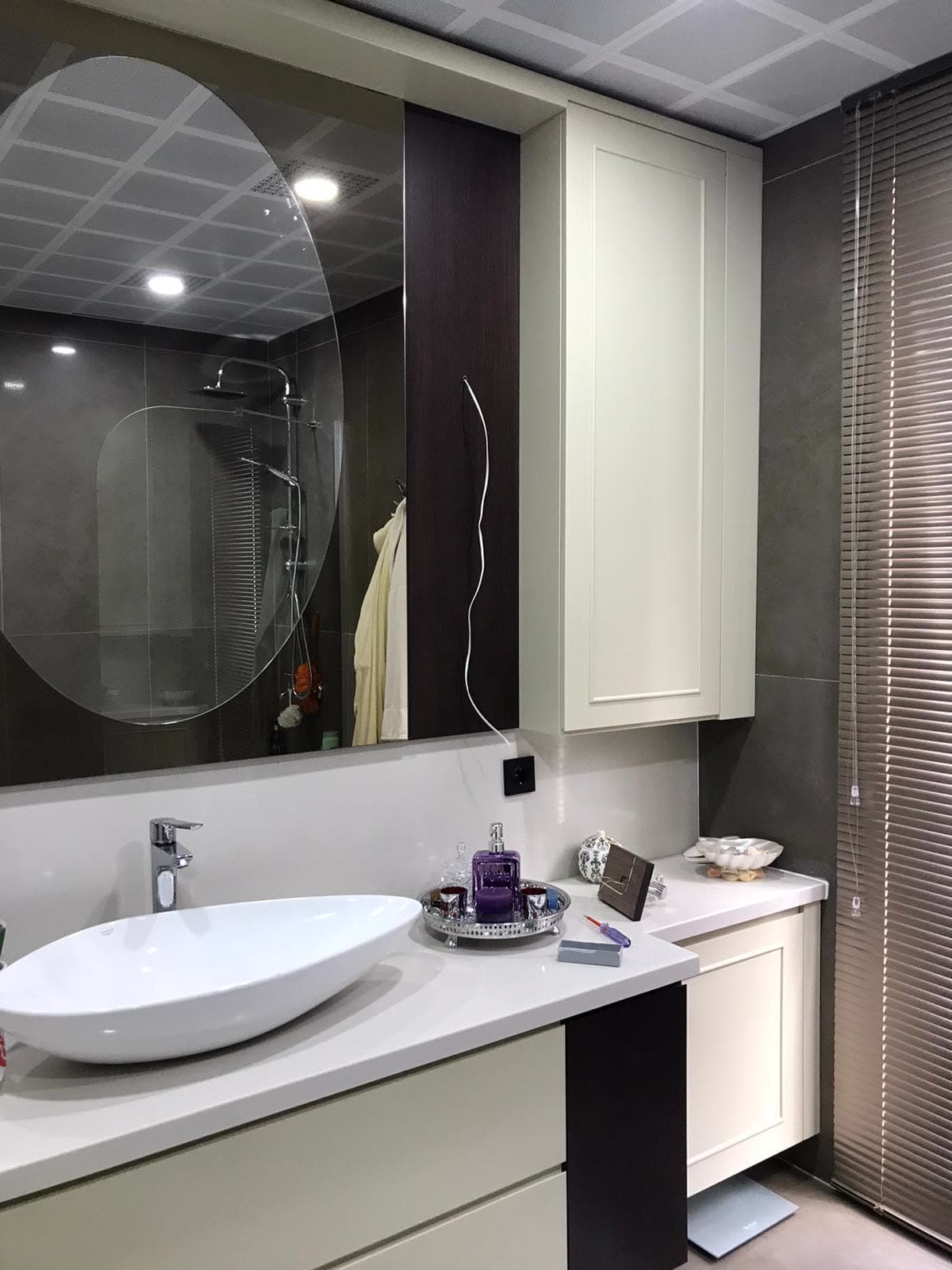 Banyo lavabo dolabı, ayna ve üst dolap uygulaması