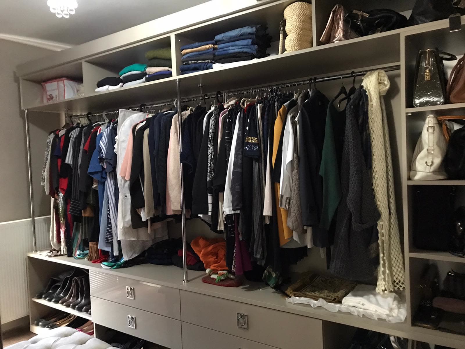 Giyinme odası açık askılık ve çekmece sistemi