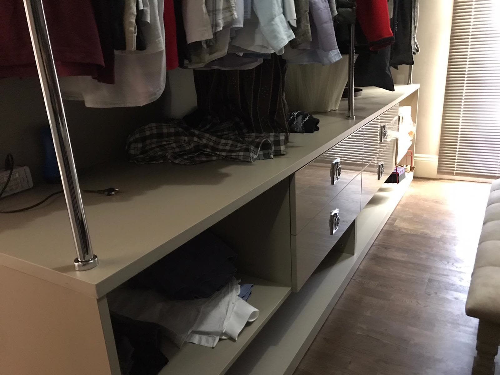 Giyinme odası raf ve çekmece detayı