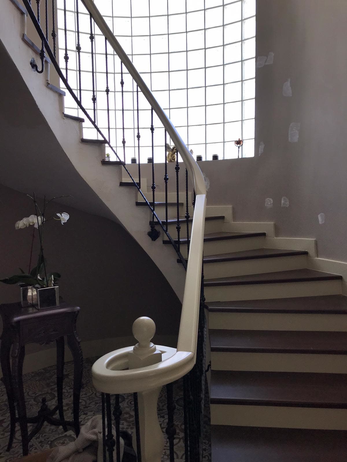 Ferforje korkuluklu merdiven yan görünüm