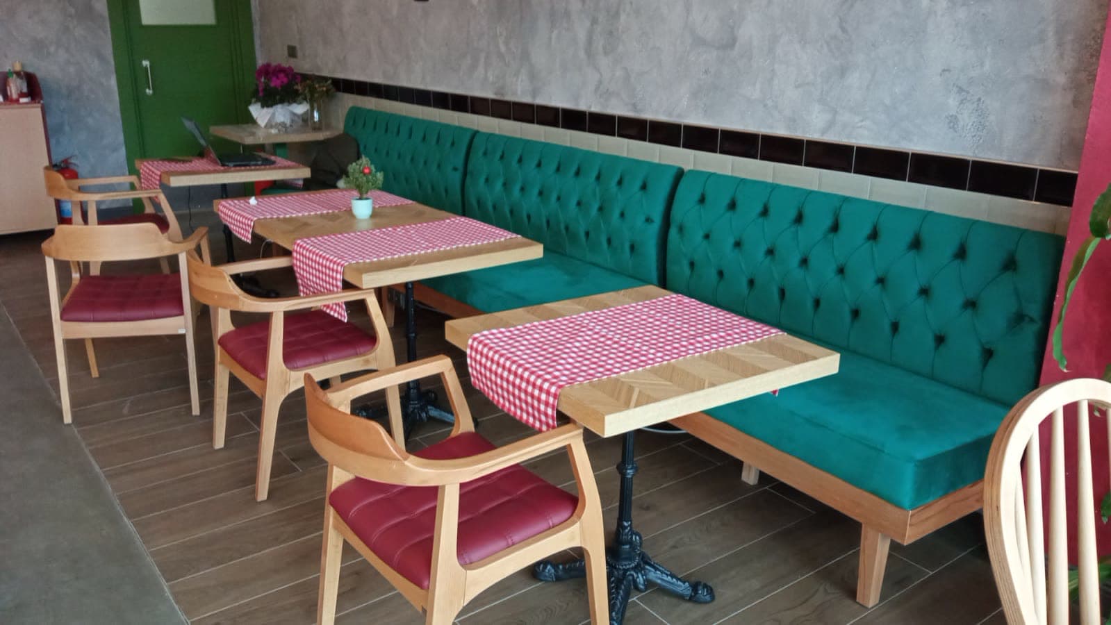 Kafe için özel üretim banket oturma grubu ve ahşap masalar