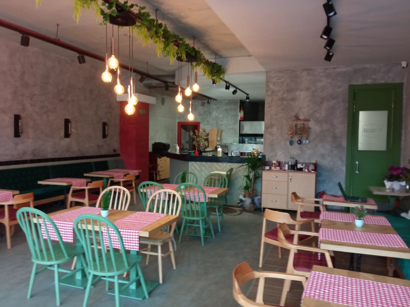 Kafe iç mekân uygulaması: banket, masa ve dolap birimleri